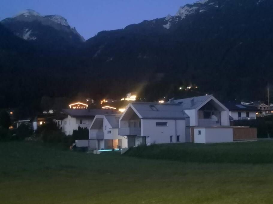 Urban Mountain Chalet With Lake View Маурах Екстер'єр фото