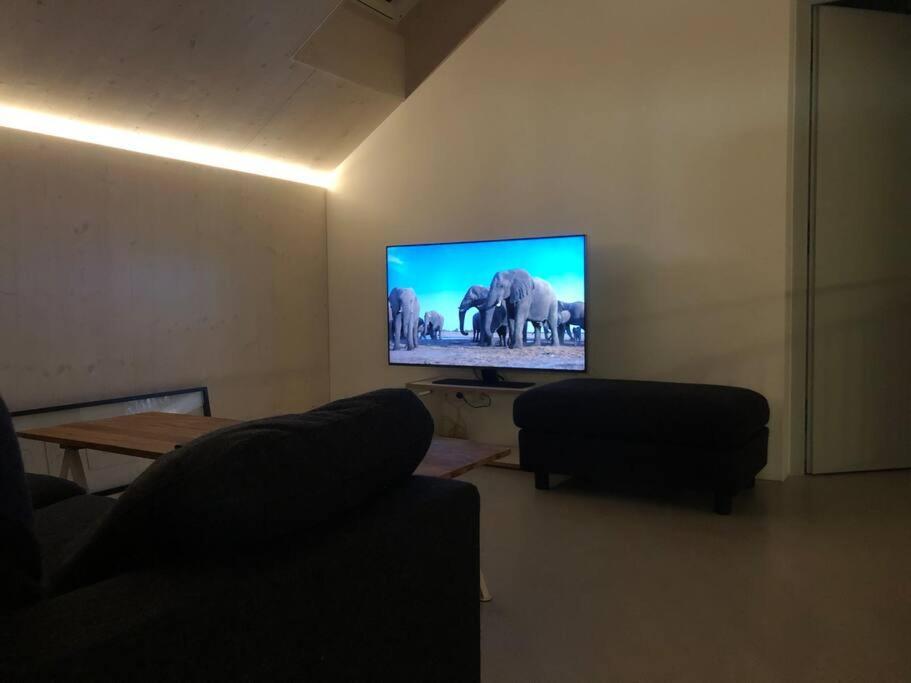 Urban Mountain Chalet With Lake View Маурах Екстер'єр фото