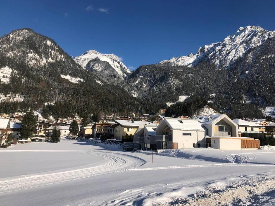 Urban Mountain Chalet With Lake View Маурах Екстер'єр фото